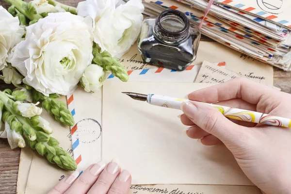 Vintage bokstäver, bläck och penna. Vit Persiska buttercup blommor — Stockfoto