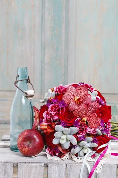 Ramo con flores de orquídea roja, rosas y suculentas — Foto de Stock