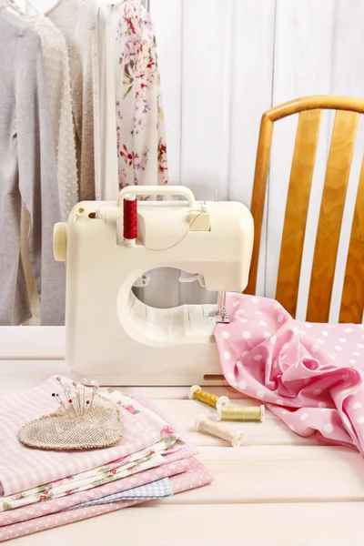 Máquina de costura e tecidos coloridos — Fotografia de Stock