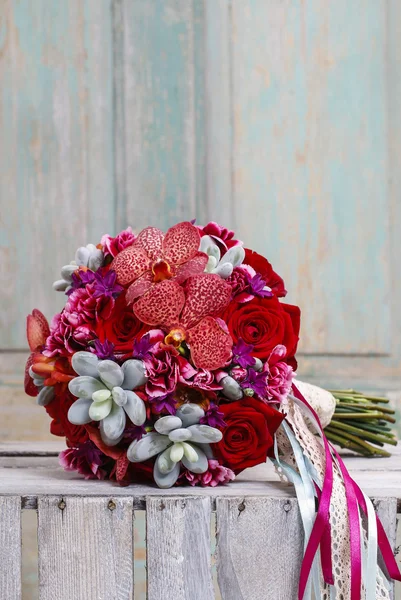 Ramo con flores de orquídea roja, rosas y suculentas —  Fotos de Stock