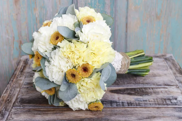 Bouquet made of yellow and white carnations — Stock Photo, Image