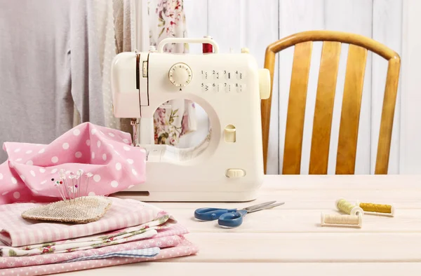 Швейная машина и красочные ткани — стоковое фото