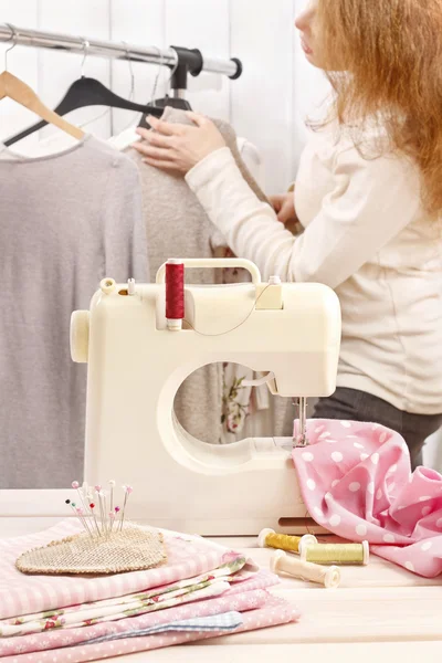 Mujer de coser — Foto de Stock