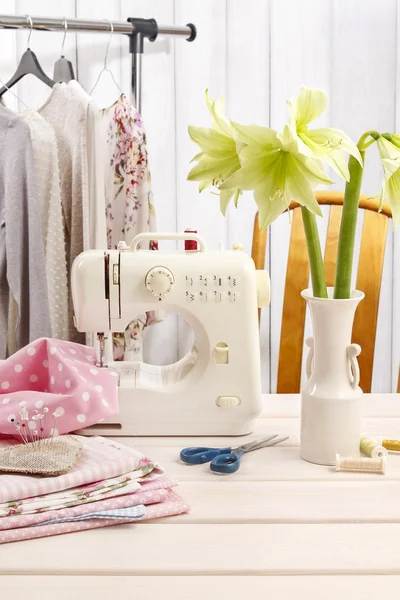 Dikiş makinesi ve renkli kumaşlar