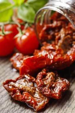 Cam kavanozda kurutulmuş domates.