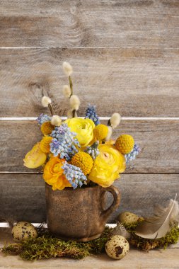 Buket sarı Düğünçiçeği (Farsça buttercup) ve mavi muscar