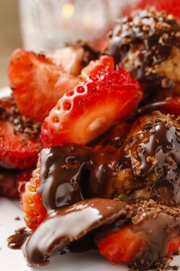 Çilek ve çikolata sosu ile profiterol