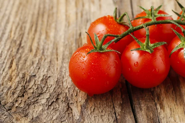 Tomates fraîches sur table rustique en bois — Photo