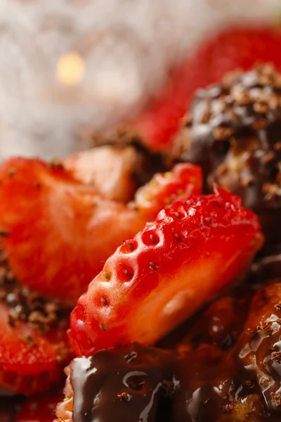 Profiteroles med jordgubbar och chokladsås — Stockfoto