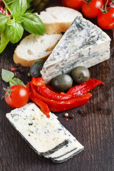 Mediterranean cuisine: blue cheese, tomatoes, olives, basil plan — Stock Photo, Image