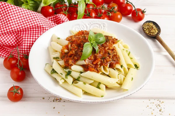 Huisgemaakte pasta en bolognese saus — Stockfoto