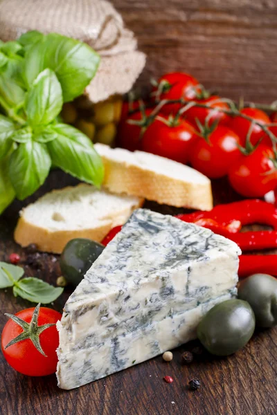 Mediterranean cuisine: blue cheese, tomatoes, olives, basil plan — Stock Photo, Image