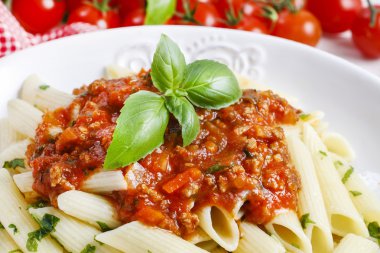 Ev yapımı makarna ve bolognese sos