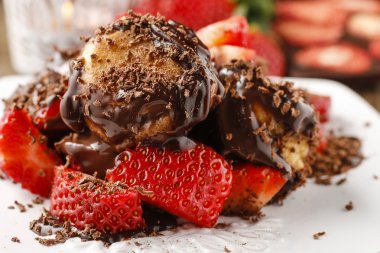Çilek ve çikolata sosu ile profiterol