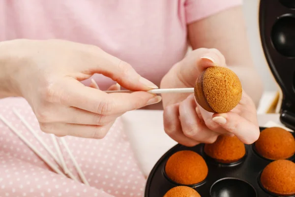 Mulher fazendo bolo pops . — Fotografia de Stock