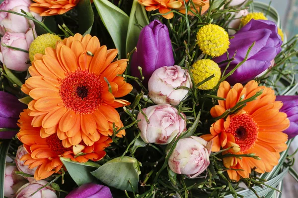 Bukett av orange gerbera daisies, violett tulpaner och rosa rosor — Stockfoto