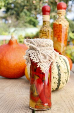 Kırmızı biber turşusu ve kabaklar