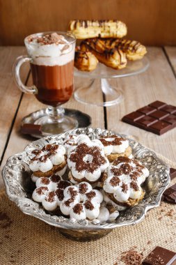 Çiçek şekli ve sıcak çikolata küçük kurabiye 