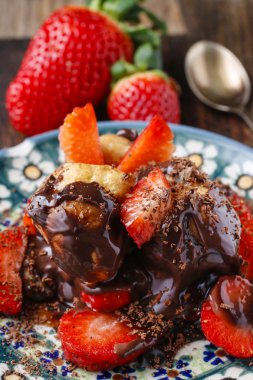 Çilek ve çikolata sosu ile profiterol