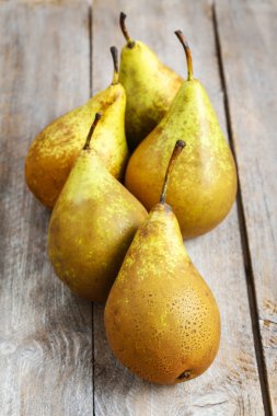 Armutlar ahşap masada.