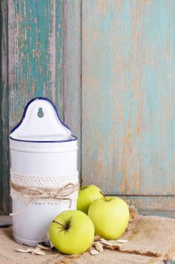 Çiçekler ve ahşap üzerine yeşil elma için vintage olabilir