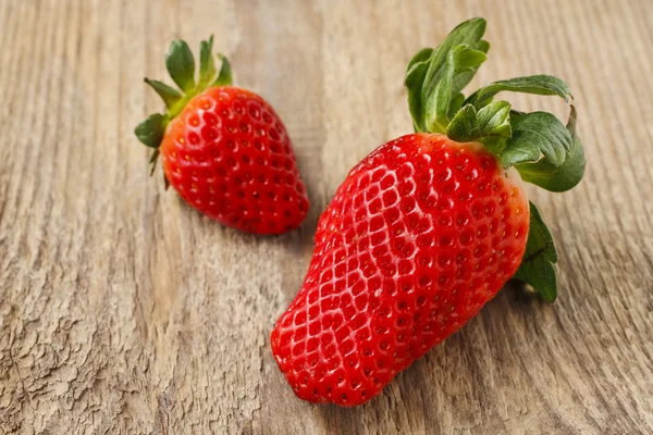 Frische Erdbeeren auf Holz — Stockfoto