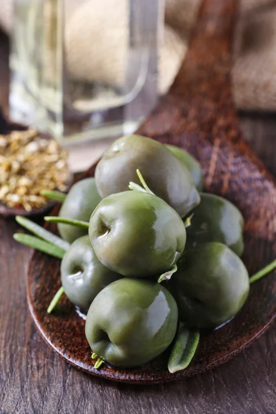 Зеленые оливки на ложке — стоковое фото