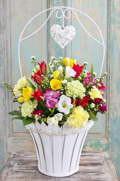 Ramo de freesias, claveles y tulipanes —  Fotos de Stock