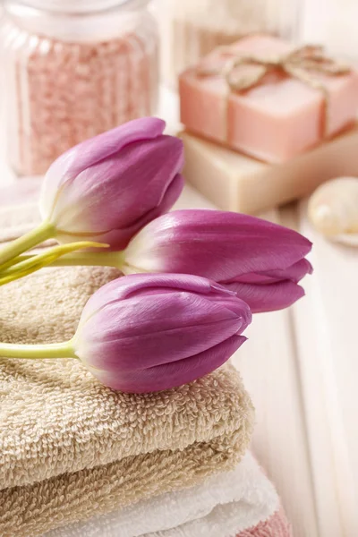 Spa zestaw: bukiet tulipanów na ręcznik, mydło i morze soli — Zdjęcie stockowe