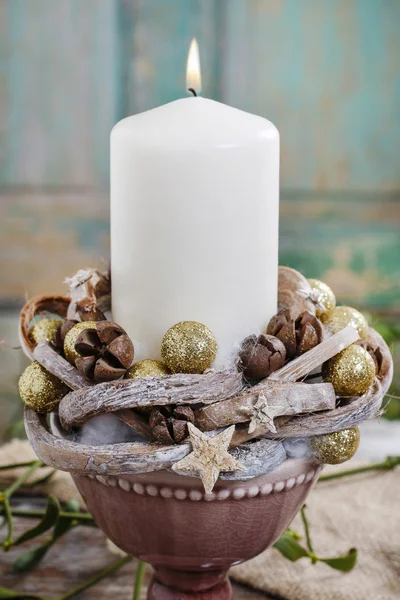 Świąteczne dekoracje świecy i szyszki — Zdjęcie stockowe