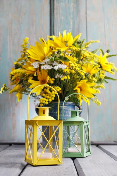 Bouquet van zonnebloemen en wilde bloemen op houten tafel — Stockfoto