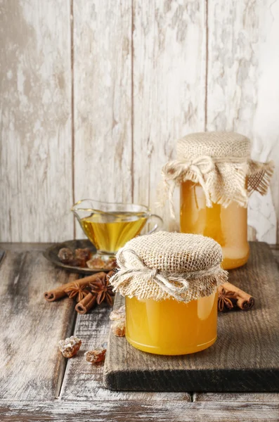一罐蜂蜜放在木制桌子上 — 图库照片
