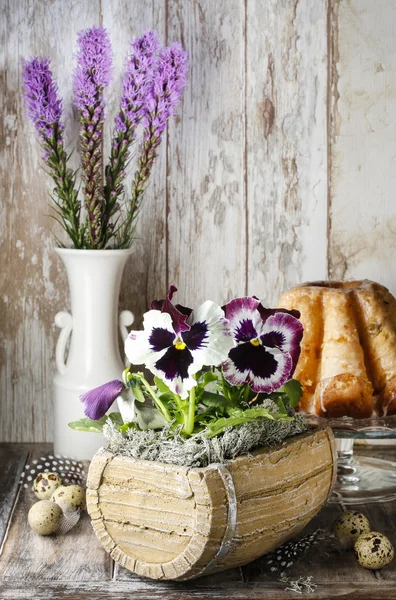 Stiefmütterchen Blumen in Holzkiste — Stockfoto