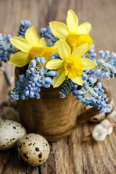 Buquê de narcisos e muscari azul (jacinto de uva ) — Fotografia de Stock