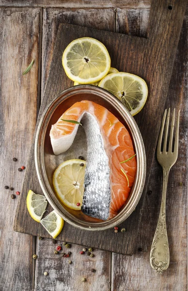 Raw salmon fillet — Stock Photo, Image