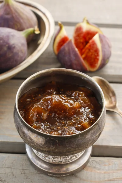 Bowl of fig jam and raw figs on rustic wooden table — Stock Photo, Image