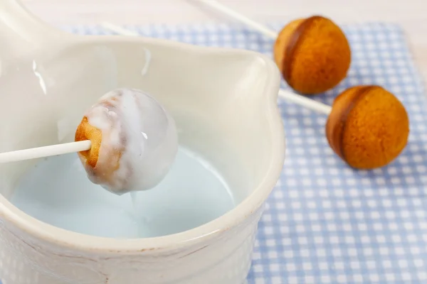 Decoração bolo pops com glacê azul — Fotografia de Stock