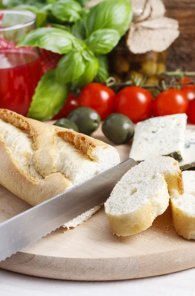 Cutting baguette — Stock Photo, Image