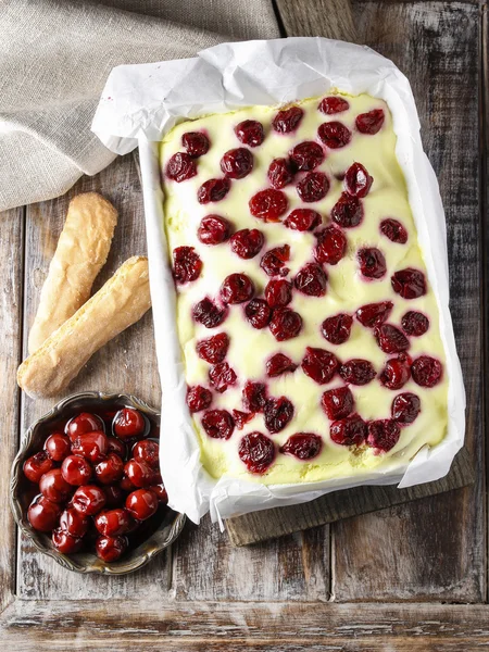 Pastel de cereza con galletas de dedo de dama — Foto de Stock