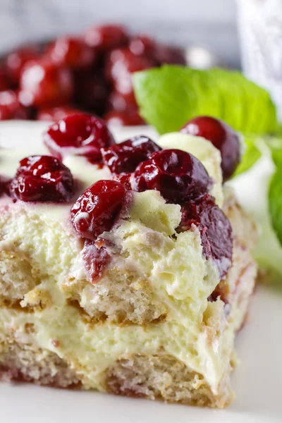 Pastel de cereza con galletas de dedo de dama — Foto de Stock