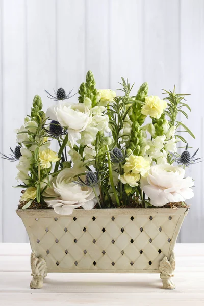 Arrangement floral avec fleurs blanches de ranunculus et matthiola — Photo