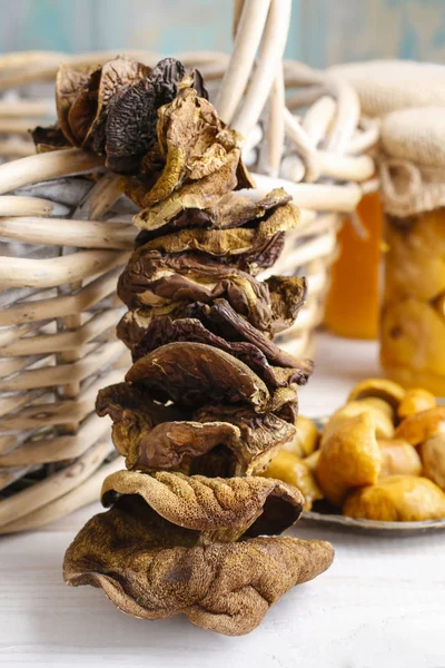 Gedroogde paddenstoelen op houten ondergrond — Stockfoto