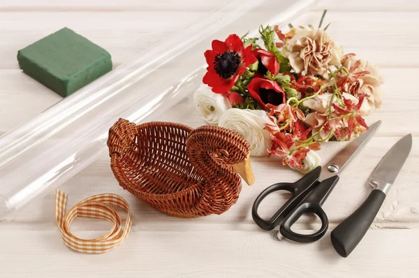 Як зробити букет з квітів в плетеній гусці . — стокове фото