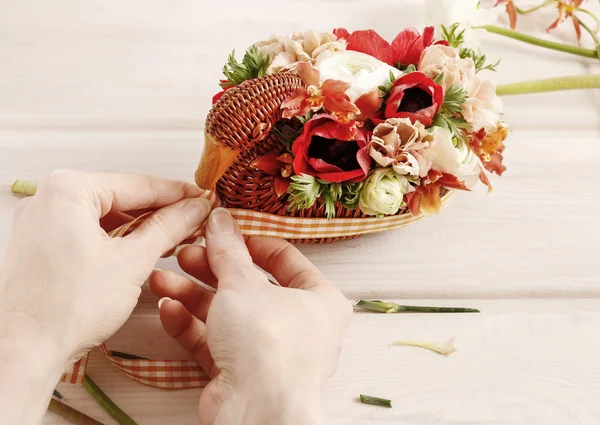 Как сделать букет из цветов в плетеной козе . — стоковое фото