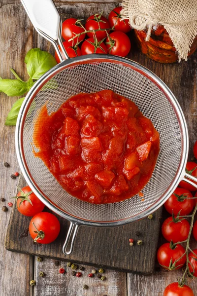 Maken van tomatensaus — Stockfoto