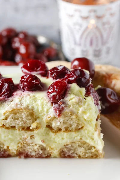 Pastel de cereza con galletas de dedo de dama — Foto de Stock