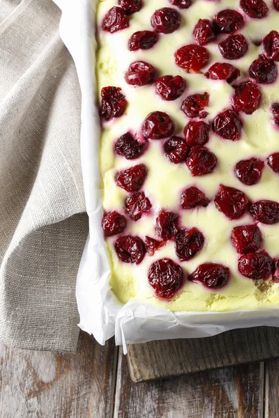 Cherry cake with lady finger biscuits — Stock Photo, Image