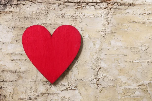 Corazones rojos sobre fondo de corteza . —  Fotos de Stock