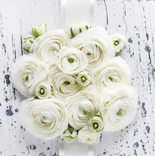 Fleurs blanches de ranunculus sur fond de bois blanc. Mariage pos — Photo