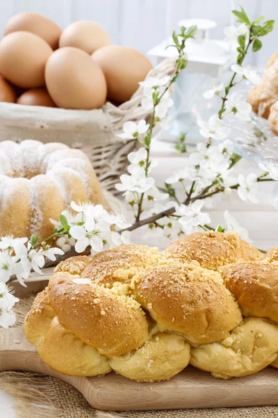 Pan dulce y ramita de flor de cerezo en la parte posterior —  Fotos de Stock